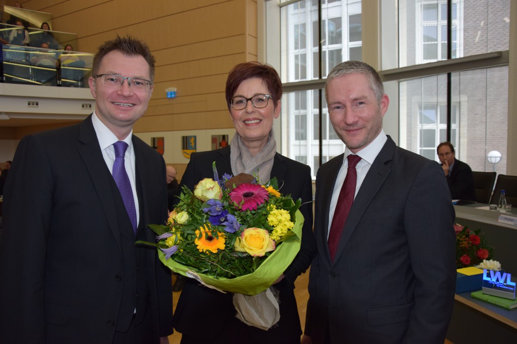 FDP-FW-Fraktionsvorsitzender Stephen Paul und stellv. FDP-FW-Fraktionsvorsitzender Dr. Thomas Reinbold gratulieren Birgit Westers zur neuen LWL-Schul- und Jugenddezernentin 